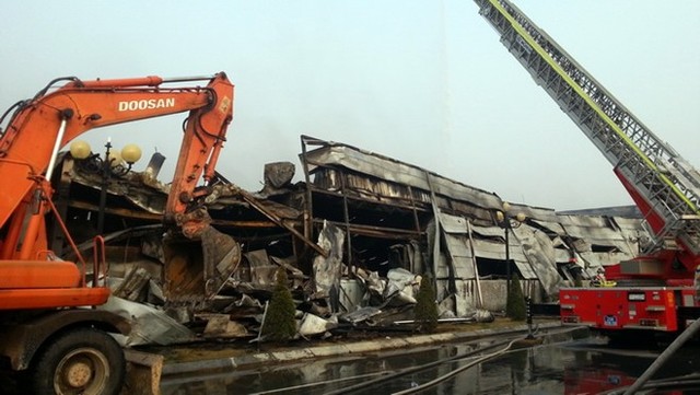 Nhiều vật dụng, nhà xưởng bị lửa thiêu rụi trong đám cháy trưa 5/1.