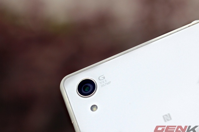 Cảm biến ảnh của Z2 có kích thước 1/2,3 inch nhỉnh hơn các camera phone khác đôi chút dù không lớn được như Lumia 1020.