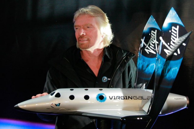 Richard Branson cùng mô hình SS2