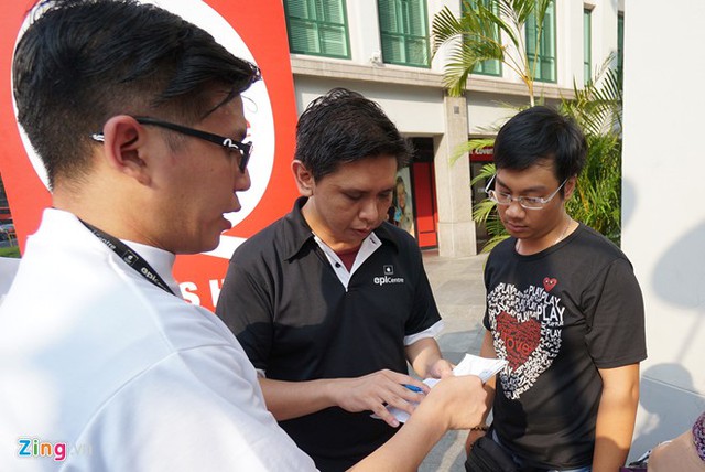 Dân buôn Việt, Trung tranh iPhone 6 trên đất Singapore