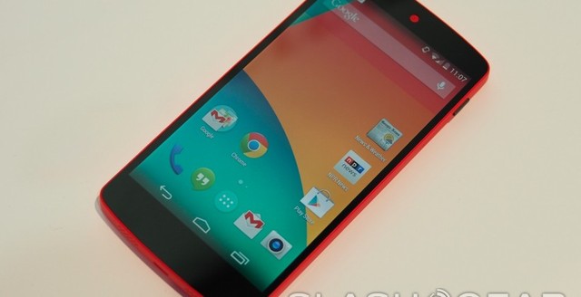 Tuy nhiên, tông màu đỏ vẫn khiến chiếc smartphone này nổi bật hơn trong mắt người dùng.