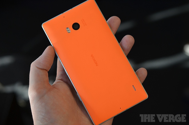 Lumia 930 được trang bị camera PureView lên tới 20 megapixel với cảm biến BSI 1/2.5”, khẩu độ f/2.4, hỗ trợ công nghệ ổn định hình ảnh quang học OIS và đèn flash LED kép. Giống như Lumia 1520 và Lumia 1020, Lumia 930 có thể chụp các bức ảnh chất lượng cao ở độ phân giải 5MP giúp người dùng chia sẻ dễ dàng hơn. Ngoài ra, Nokia cũng cài đặt sẵn một loạt các ứng dụng hỗ trợ chụp và chỉnh sửa ảnh/video như Nokia Camera, Creative Studio, Cinemagraph…