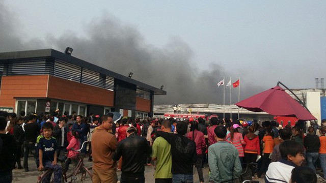 Hàng trăm người dân đứng xem đám cháy.