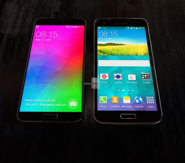 Bức ảnh được cho là chiếc S5 Prime (phải), cũng 1 sản phẩm sử dụng vỏ kim loại bên cạnh Galaxy S5 vỏ nhựa.
