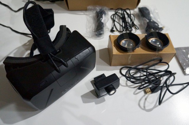 "Đập hộp" bộ sản phẩm kính thực tế ảo Oculus Rift DK 2