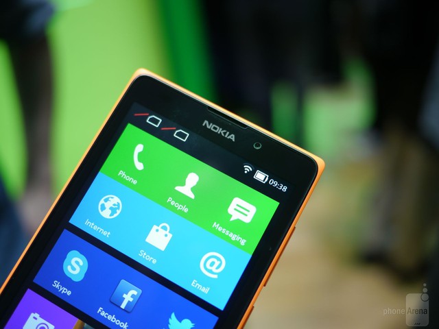 MWC 2014 - Hình ảnh thực tế Nokia XL, một android phong cách Windows Phone