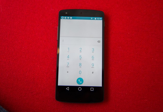 Bàn phím số của ứng dụng gọi điện trong Android L mang 2 tông màu trắng và xanh lam nhạt.