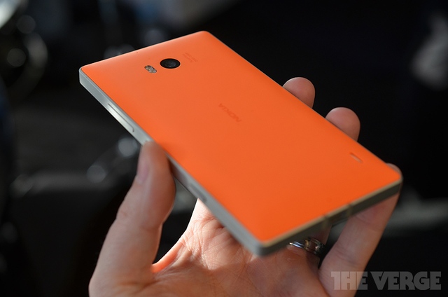 Không có nhiều khác biệt về thiết kế giữa Lumia 930 và Lumia Icon.