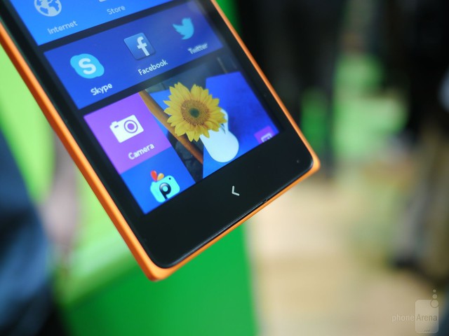 MWC 2014 - Hình ảnh thực tế Nokia XL, một android phong cách Windows Phone