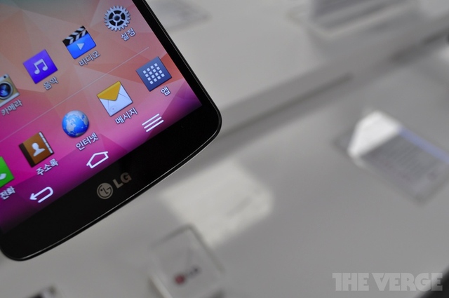 Các phím điều hướng của LG G Pro 2 được tích hợp bên trong màn hình cảm ứng.