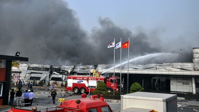 Khói bốc ngùn ngụt trong đám cháy tại nhà máy Mobase Việt Nam.
