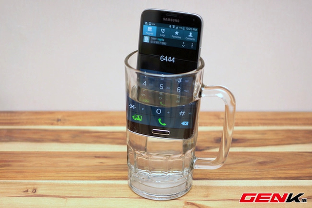 Thử khả năng chống nước của Galaxy S5 theo phong cách "Pentax K5"