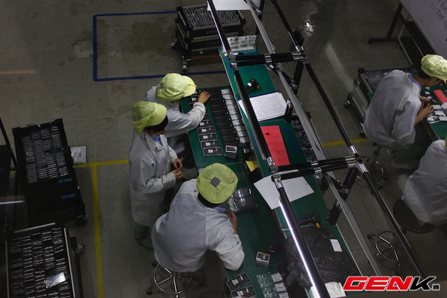 Tại đây, khoảng 20% số lượng máy từ dây chuyền sản xuất sẽ được lấy ra để kiểm tra chất lượng.