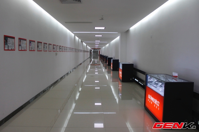 Hành lang là nơi trưng bày thành tích của đội ngũ nhân viên cũng như những sản phẩm đã từng được sản xuất và nghiên cứu phát triển.