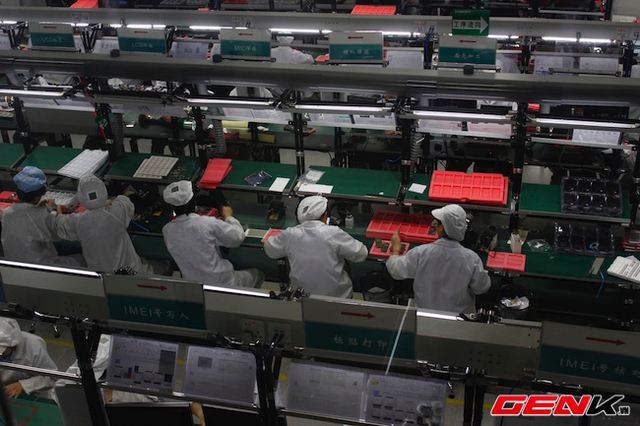 Công nhân đang kiểm tra và lắp ráp thiết bị.