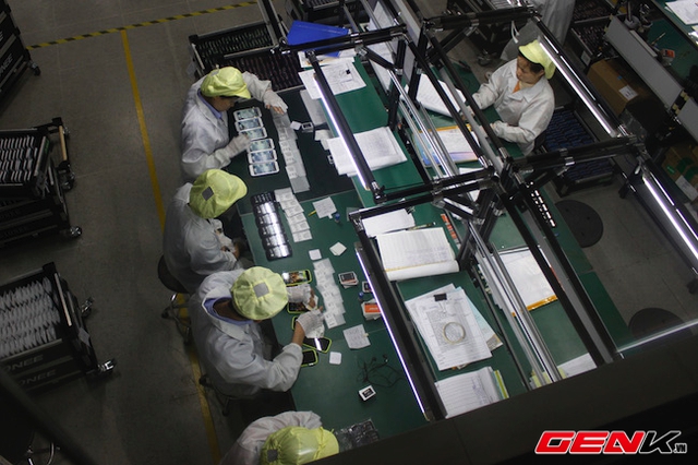Công nhân tại nhà máy phải qua các bước kiểm tra và bảo đảm nghiêm ngặt như bước qua máy quét để đảm bảo không thất thoát linh kiện, mặc đồ bảo hộ, đeo găng tay... khi làm việc.