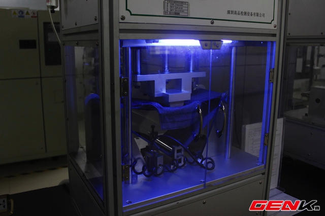 Thử nghiệm sức chịu lực nén của smartphone.