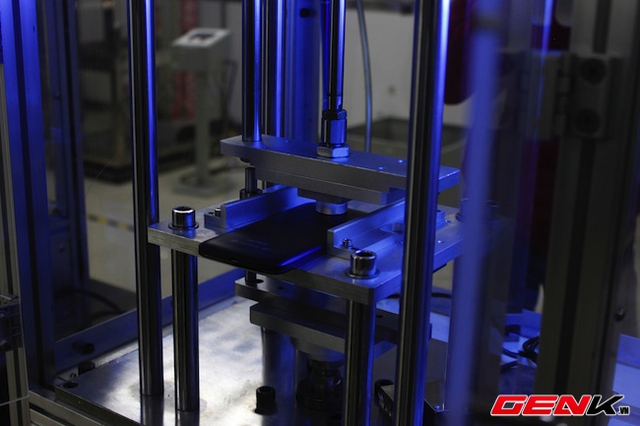 Kiểm tra độ bền của cụm camera với sức ép.