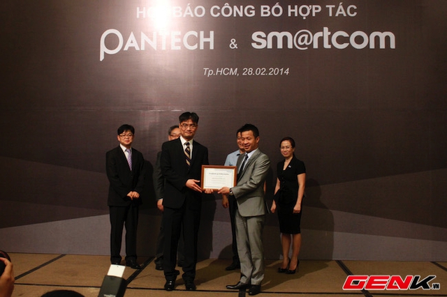 Smartcom chính thức phân phối dòng smartphone Vega Iron tại Việt Nam giá 8,9 triệu đồng