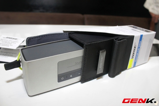 Mở hộp loa di động Bose SoundLink Mini cùng bộ phụ kiện độc đáo
