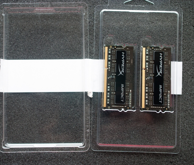 Chip nhớ được dán đè bởi 1 tấm decal nhỏ màu đen in logo HyperX