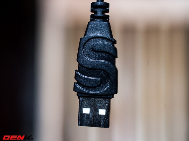 Chuột sử dụng kết nối USB. Jack USB có dập nổi 1 hình chữ S, không liên quan đến tên hãng hay tên chuột, có lẽ chỉ mang tính chất trang trí.