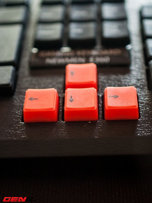 Khác với các phím khác, cụm phím điều hướng được sơn màu cam, rất nổi bật trên nền đen