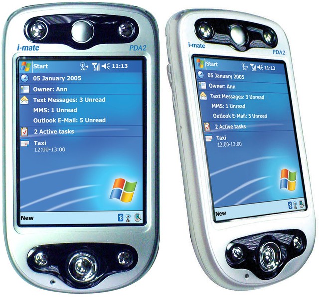 HĐH Windows Mobile dựa trên nhân Windows CE thay vì Windows NT do các giới hạn về phần cứng ở thời điểm đó.