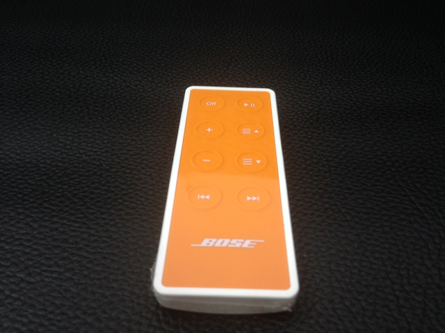 Remote cũng có màu cam tương đồng với màu sắc loa SoundDock Series III.