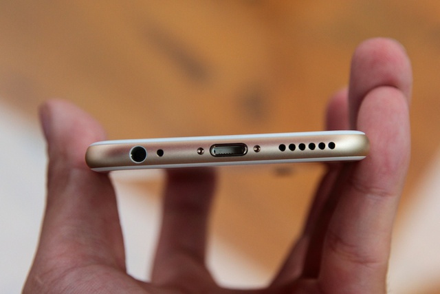 Không thể tìm được 1 góc vuông nào trên iPhone 6. Mặt kính vuốt cong khiến mặt lưng và mặt trước của iPhone 6 hầu như đối xứng qua tâm máy cho cảm giác rất liền lạc, cân đối khi cầm trên tay.
