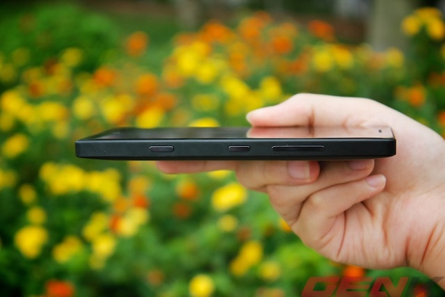 Các phím cứng của Lumia 930 được bố trí hợp lý, phản hồi phím tốt, hành trình vừa phải. Phím bấm camera truyền thống của dòng Windows Phone cũng là 1 sự bổ sung đáng giá nhất là khi chụp ảnh trong điều kiện thiếu sáng sử dụng phím bấm trên viền máy sẽ dễ vững tay máy hơn so với dùng phím mềm.