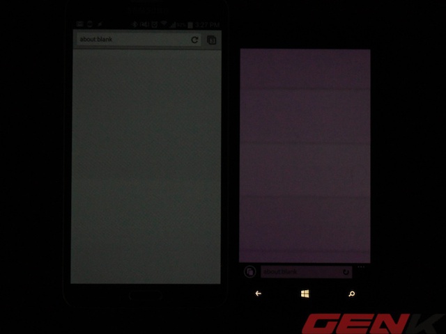 Tại độ sáng thấp, màn hình của Lumia 930 bị ngả tím rất nặng trong khi màn hình của Galaxy Note 3 vẫn giữ được màu trắng tương đối sạch sẽ.