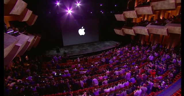 Việc Apple bắt tất cả người xem live stream cùng nghe thuyết minh tiếng Trung cho sự kiện của mình là 1 việc làm vô lý.