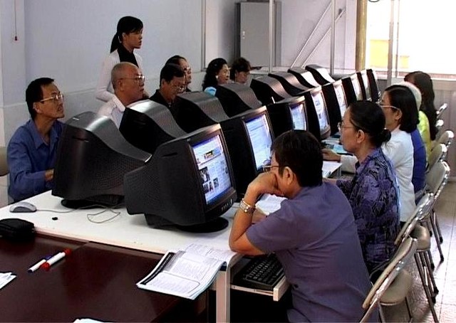 Học Internet miễn phí: Cơ hội mới cho công nhân và người lớn tuổi