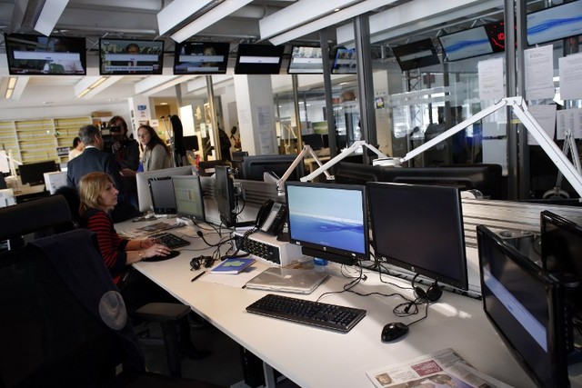  Phòng tin tức vắng vẻ của TV5Monde, một ngày sau khi xảy ra cuộc tấn công. 