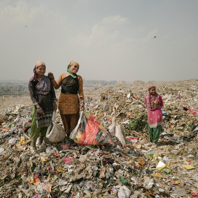  Những người bán ve chai đang tìm kim loại trên bãi rác Ghazipur. Vào những ngày may mắn, họ có thể kiếm được 1000 rupee (15 USD). 