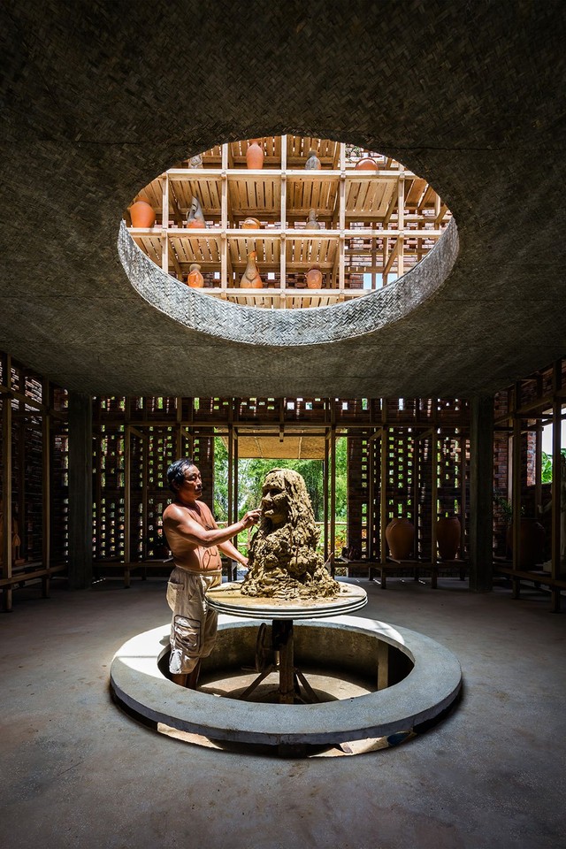  nghệ nhân gốm Lê Đức Hạ làm việc trong không gian gần như lý tưởng: riêng tư nhưng vẫn có thể lấy cảm hứng từ gió, hơi nước, dòng sông và âm thanh tự nhiên từ môi trường xung quanh 