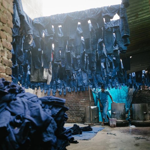  Công nhân một xưởng nhuộm quần jeans tại Silampur, một trong những khu vực ô nhiễm nặng nhất Delhi. 