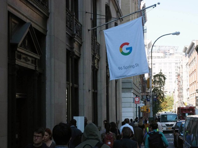  Cửa hàng bán lẻ của Google được đặt tại số 96 phố Spring St, Manhattan. Đây là một con phố khá đông người qua lại. Bên ngoài chỉ có duy nhất một chiếc cờ với logo của Google, không có bất kỳ biển hiệu quảng cáo nào giống như Apple Store. 