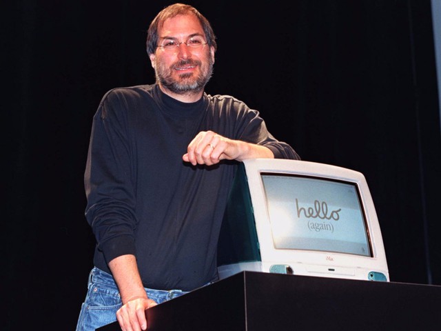  Chiếc iMac G3 là thứ đã cứu Apple vươn lên từ đáy vực thẳm và nó cũng là chiếc máy nhận được nhiều sự thay đổi lớn. Khi ra mắt vào năm 1998, nó không được trang bị ổ đã mềm vốn rất thịnh hành vào thời ấy, không những thế cổng SCSI và ADB (dùng để kết nối ổ đĩa cứng ngoài và chuột/bàn phím) cũng bị Apple loại bỏ hoàn toàn. 