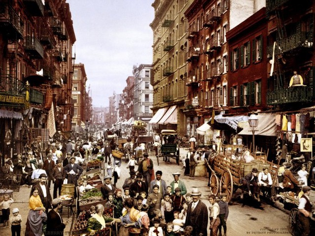 Hình ảnh khắc họa năm 1900 cho thấy những du khách Ý đang dạo chơi mua sắm tấp nập ở phố Mulberry vùng Lower East.
