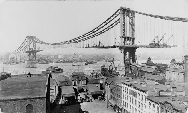  Để bắt kíp với tốc độ tăng trưởng nhanh chóng, thành phố đã tiến hành nâng cấp và xây dựng thêm nhiều cơ sở hạ tầng quan trọng. Cầu Manhattan được khánh thành năm 1909, trung bình có 70.000 lượt khách qua lại mỗi ngày. 