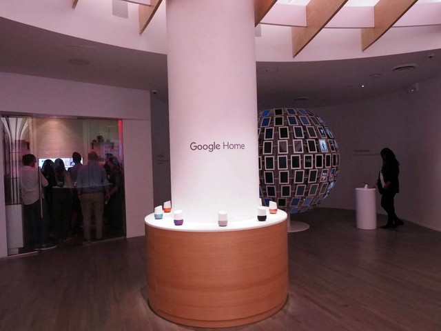 Chiếc loa thông minh Google Home cũng có một khu vực trưng bày riêng.