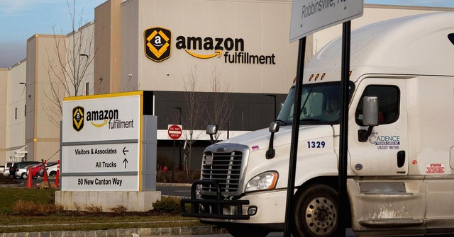  Những trung tâm phân phối hàng luôn thiếu xe chở hàng của Amazon. 