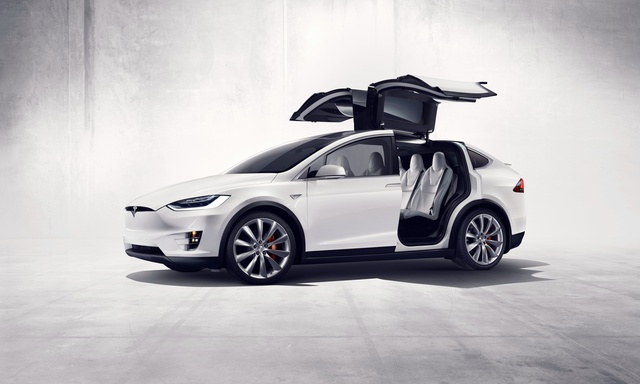 Dù được quảng cáo là “an toàn” nhưng thực tế thì cửa cánh chim của Tesla Model X có thể làm bạn gãy chân - Ảnh 1.