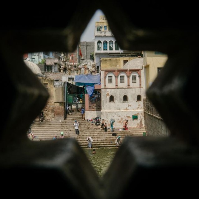  Người dân Delhi tắm và rửa tội trên những bậc thang tại đền thờ Nizamuddin Sufi. Đây từng là nơi người ta tới lấy nước sạch, thế nhưng nay cũng trở nên ô nhiễm như bao nơi khác. 