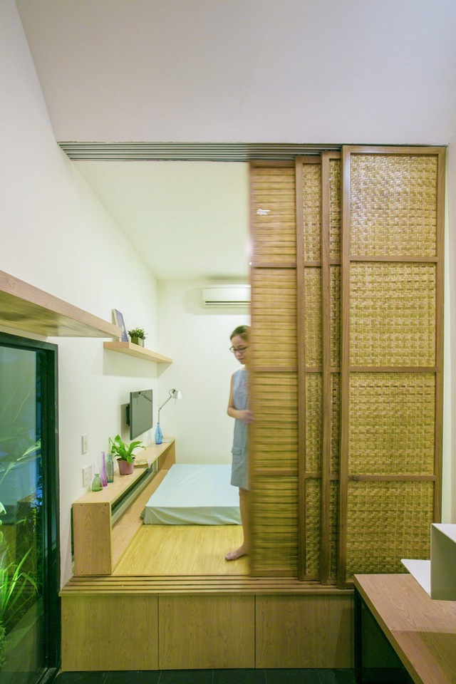  Phòng ngủ của hai vợ chồng trẻ, cửa lùa tre được sử dụng để đảm bảo không gian riêng tư, đóng mở linh hoạt 