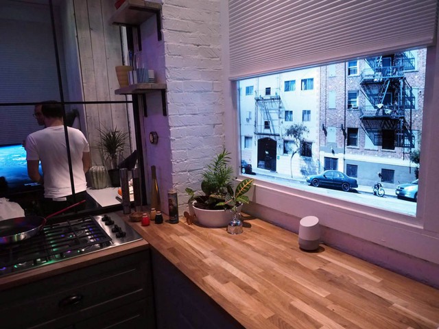 Một khu vực được thiết kế giống như nhà bếp, để bạn có thể dùng thử chiếc loa thông minh Google Home này khi đang nấu ăn. Nó thực sự rất hữu ích.