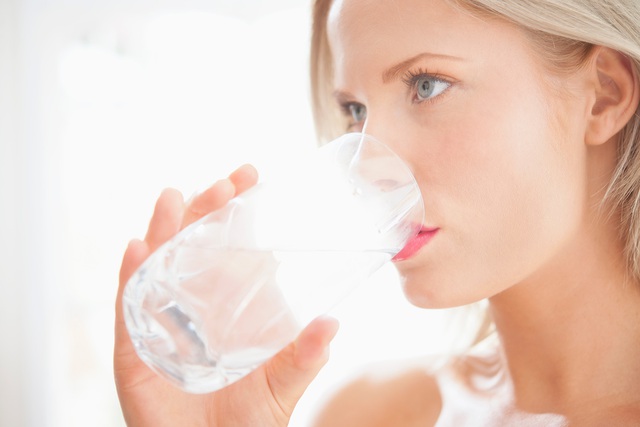  Khó nuốt có thể là dấu hiệu của cơ thể cho thấy bạn đã uống đủ nước 