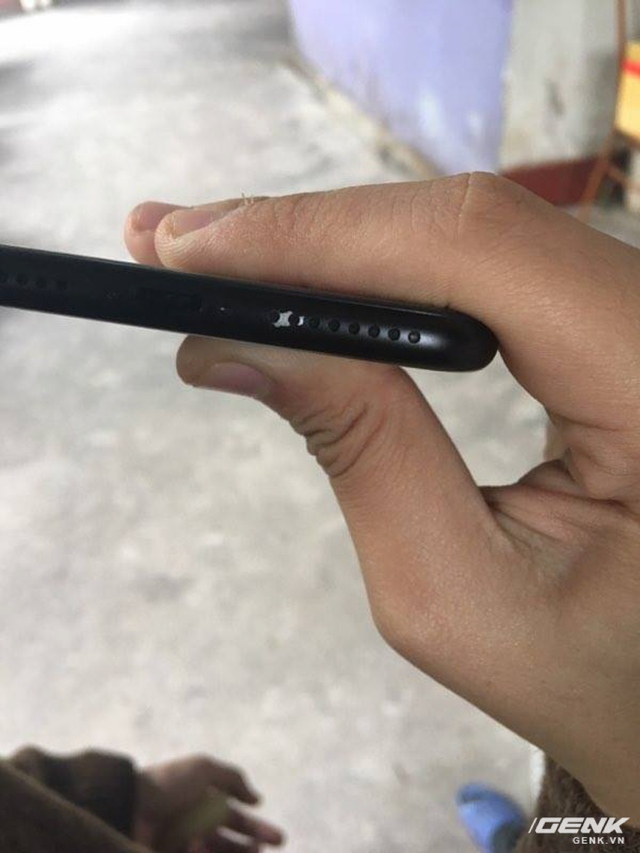 Chiếc iPhone 7 Plus của anh Tân bị tróc sơn